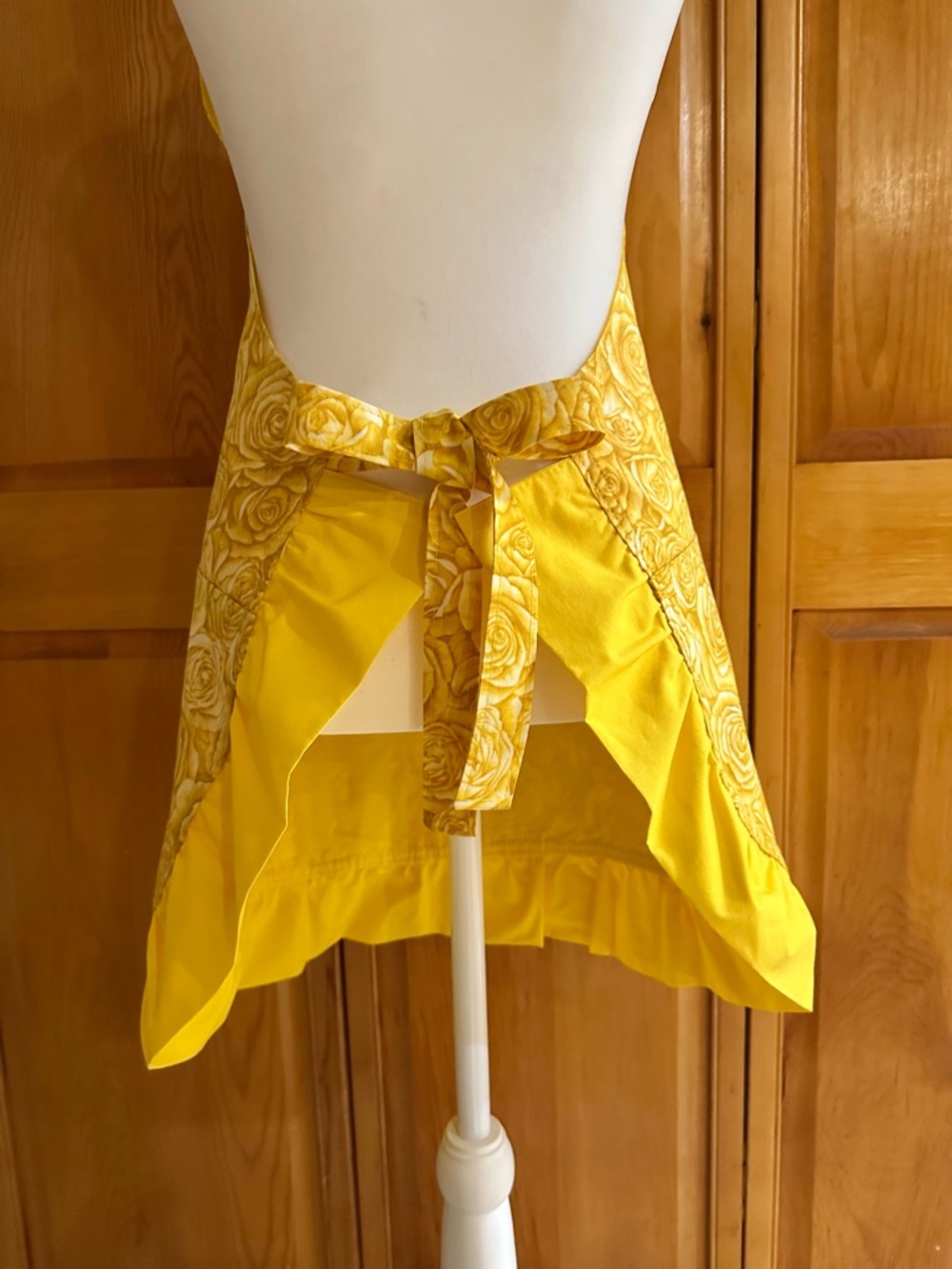 Yellow Rose Print Ruffled Apron - Picture 2 of 10